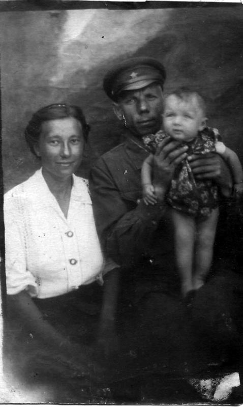 Семья Антоновых с дочерью Лилей 24 июня 1945г.